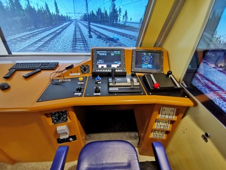 Тренажер кабины машиниста тепловоза ТЭ33А с полноразмерной имитацией кабины на динамической платформе Zarnitza