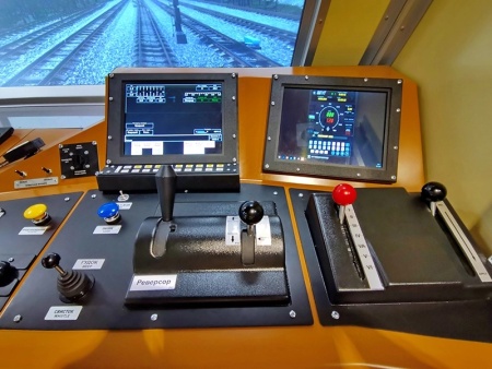 Тренажер кабины машиниста тепловоза ТЭ33А с полноразмерной имитацией кабины на динамической платформе Zarnitza