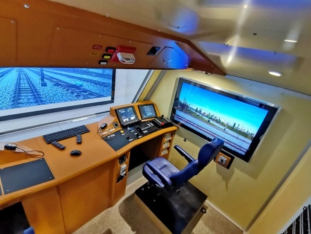 Тренажер кабины машиниста тепловоза ТЭ33А с полноразмерной имитацией кабины на динамической платформе Zarnitza