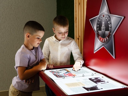 Интерактивная проекционная книга АЛМА «Страницы памяти» - инсталляция в военно-патриотическом оформлении